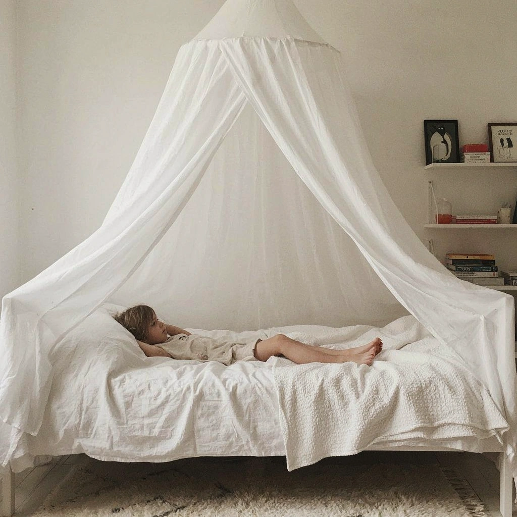 Cabane textile de deux voiles blancs suspendus au-dessus d'un lit enfant