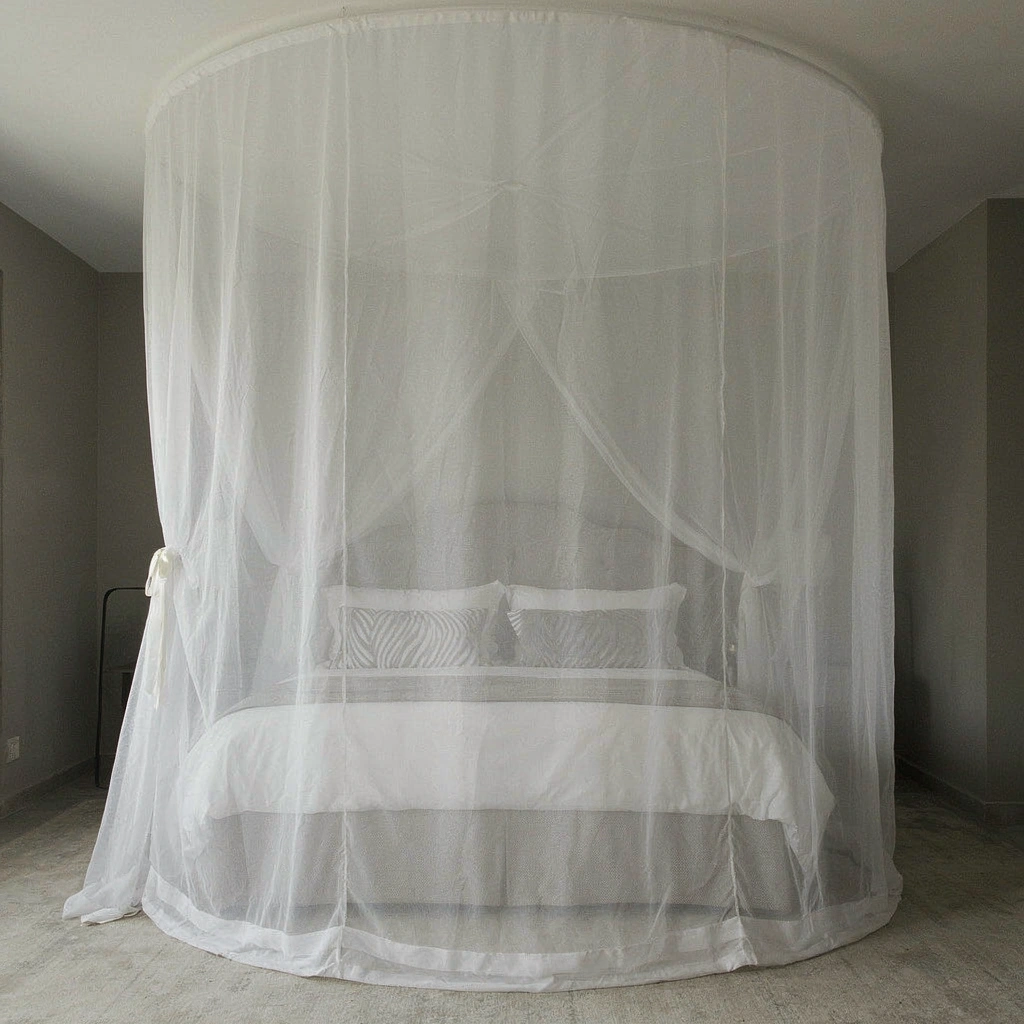 Grande moustiquaire ronde blanche au-dessus d'un lit king size